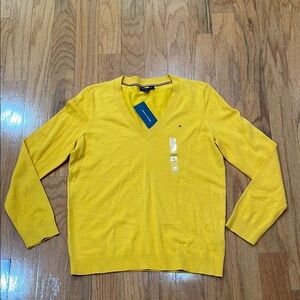 Tommy Hilfiger NWT Men's Dark Yellow V-Neck Sweater Size Medium Lightweight
